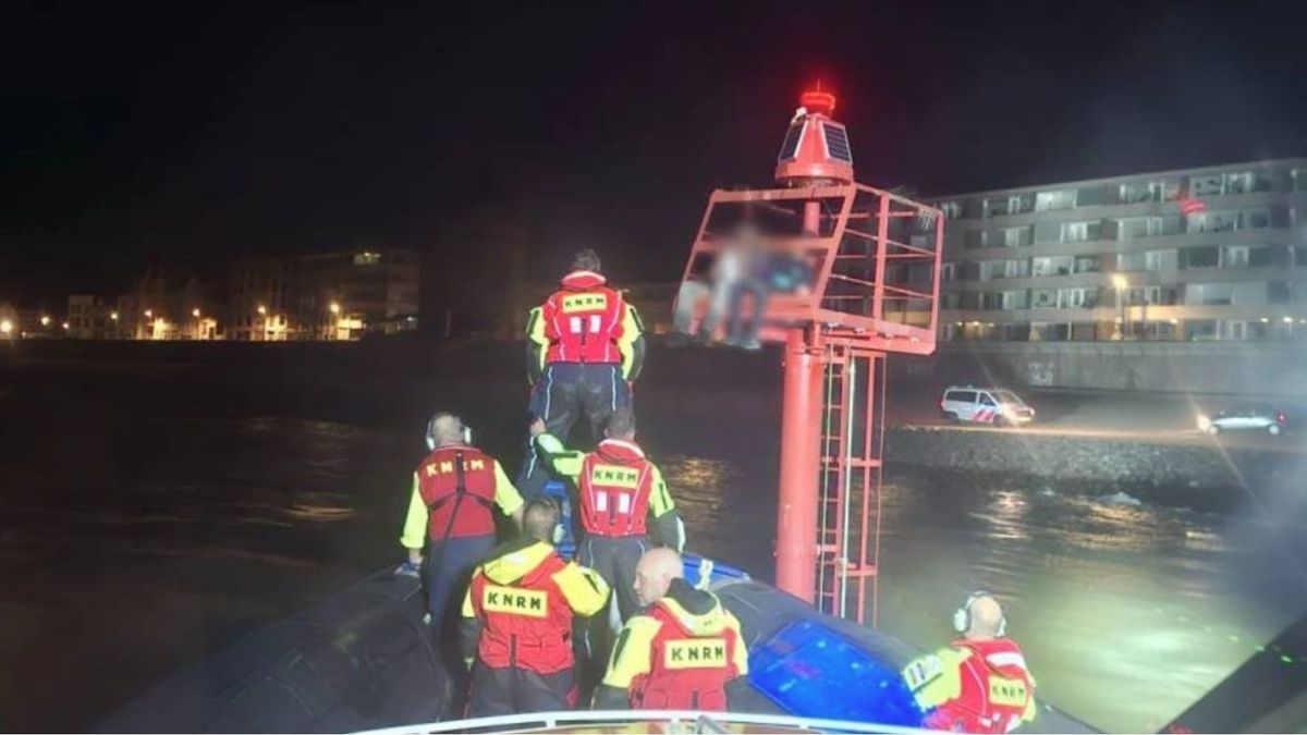 Nachtelijke fotosessie op lichtmast bij Vlissingse boulevard eindigt in reddingsactie