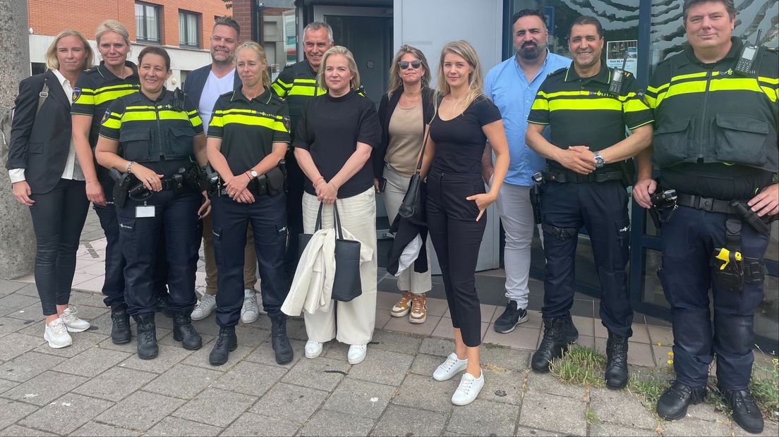 De Zweedse en Haagse politiemensen en televisiemaker Sinan Can voor bureau De Heemstraat