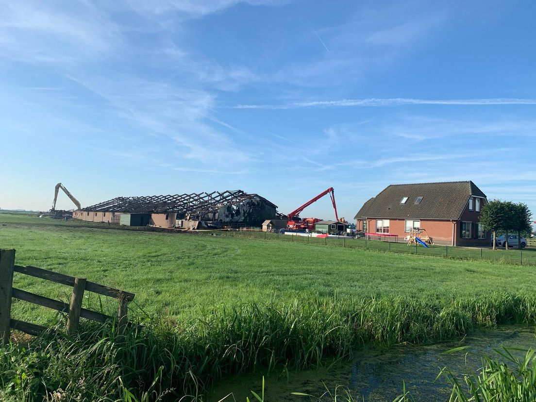 In Streefkerk wordt hard gewerkt aan de sloop van de stal.