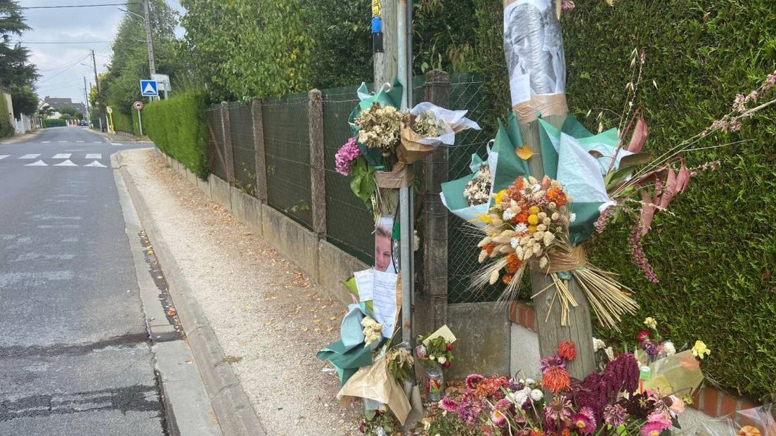 Bloemen, kaarsjes en foto's op de plek van de aanrijding
