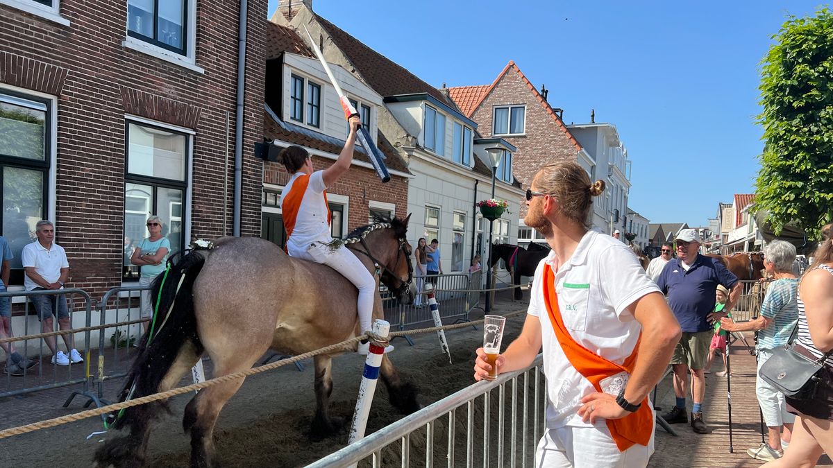 'Het zweet loopt in mijn sokken', ringrijders trotseren de hitte tijdens Pinkster Drie in Oostkapell