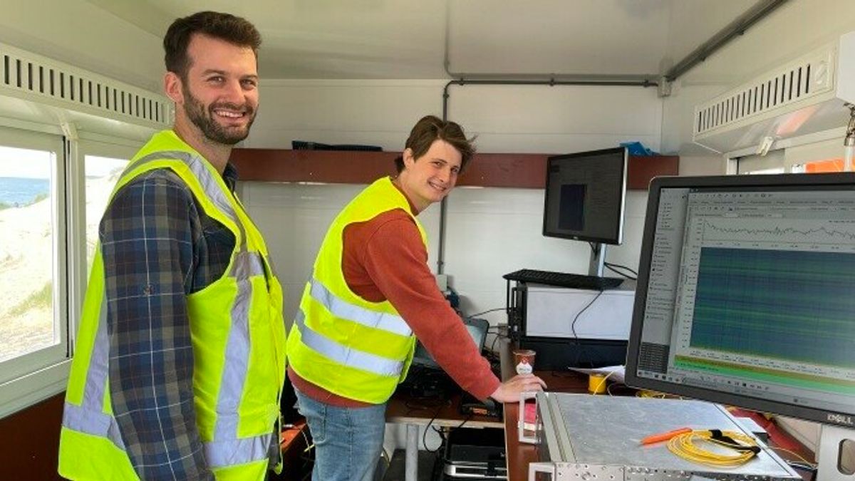 Onderzoekers testen glasvezelkabels op de bodem bij de Brouwersdam