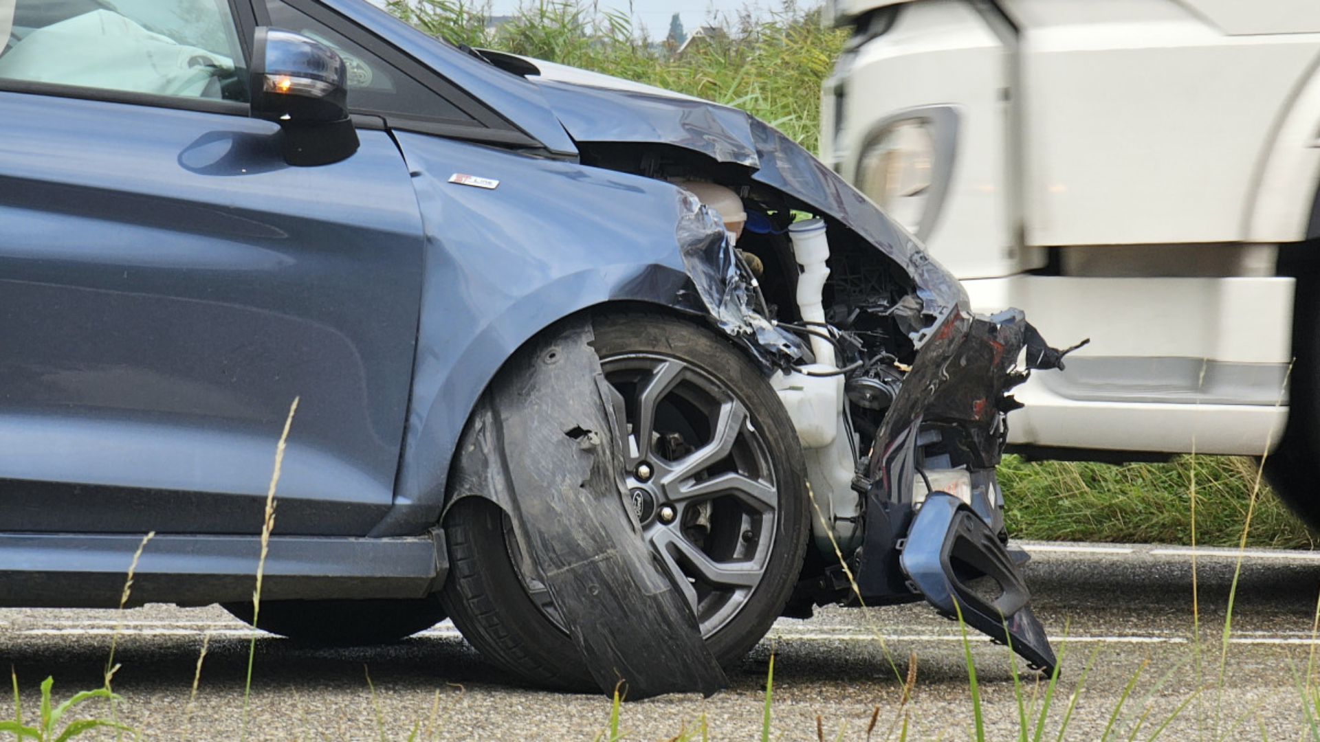 Flinke schade na botsing tussen twee autos.
