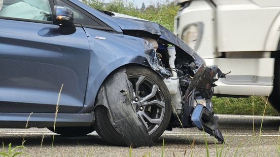 Flinke schade na botsing tussen twee autos. Flinke schade na botsing tussen twee autos.