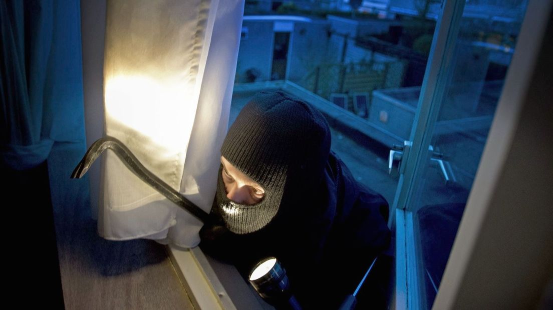 Inbreker sluipt woning binnen door openstaand raam