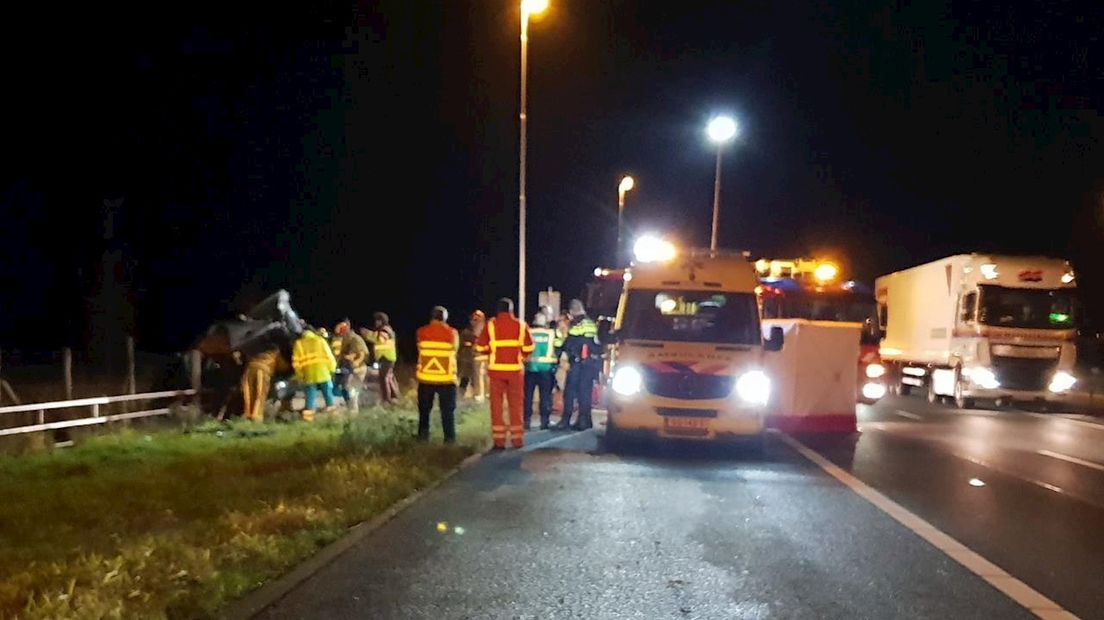 De auto belandde op de kop naast de snelweg