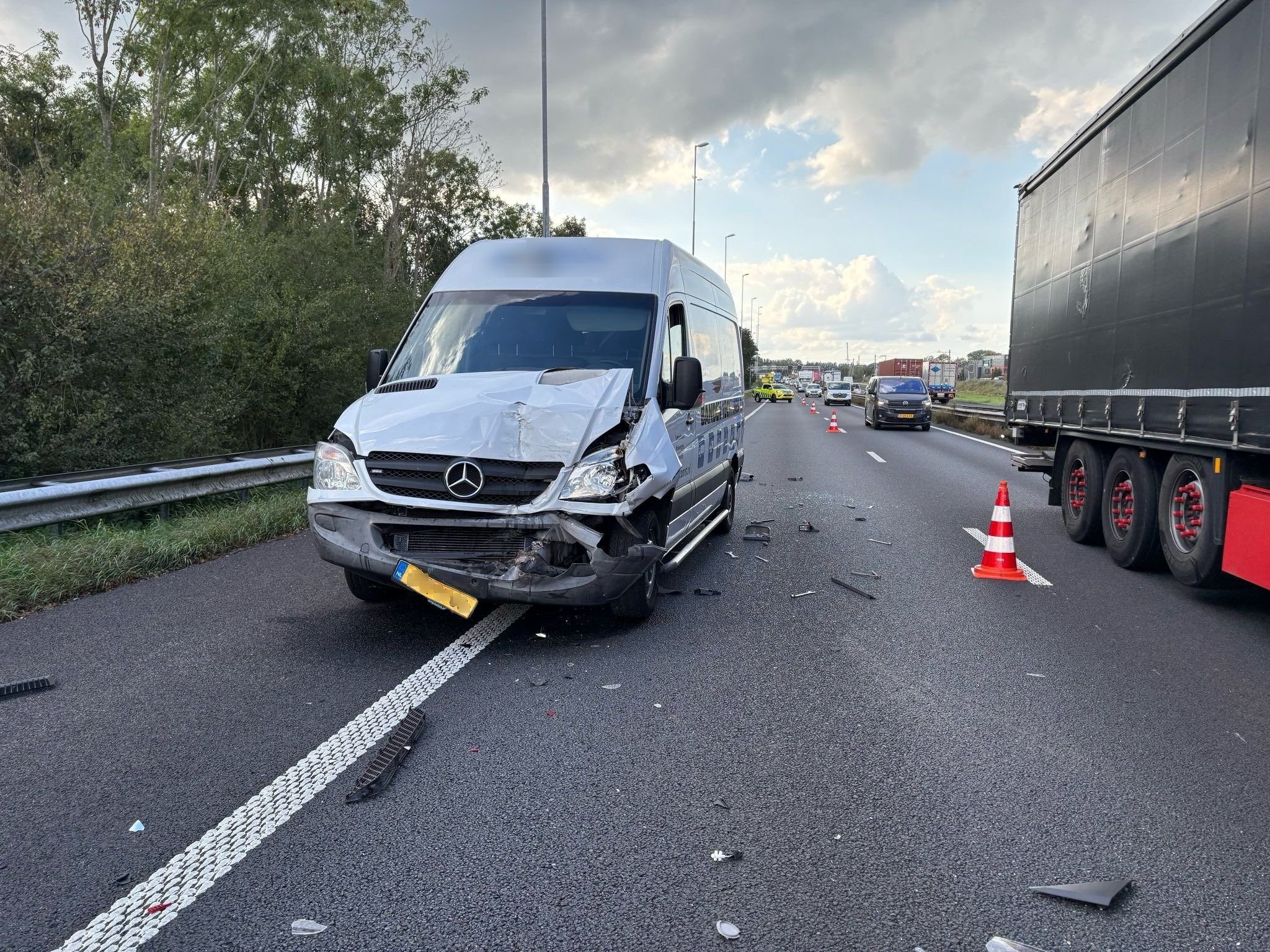 Meer dan een uur vertraging op snelweg door ongeluk met busje in avondspits.