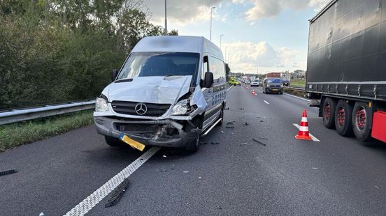 Meer dan een uur vertraging op snelweg door ongeluk met busje in avondspits. Meer dan een uur vertraging op snelweg door ongeluk met busje in avondspits.