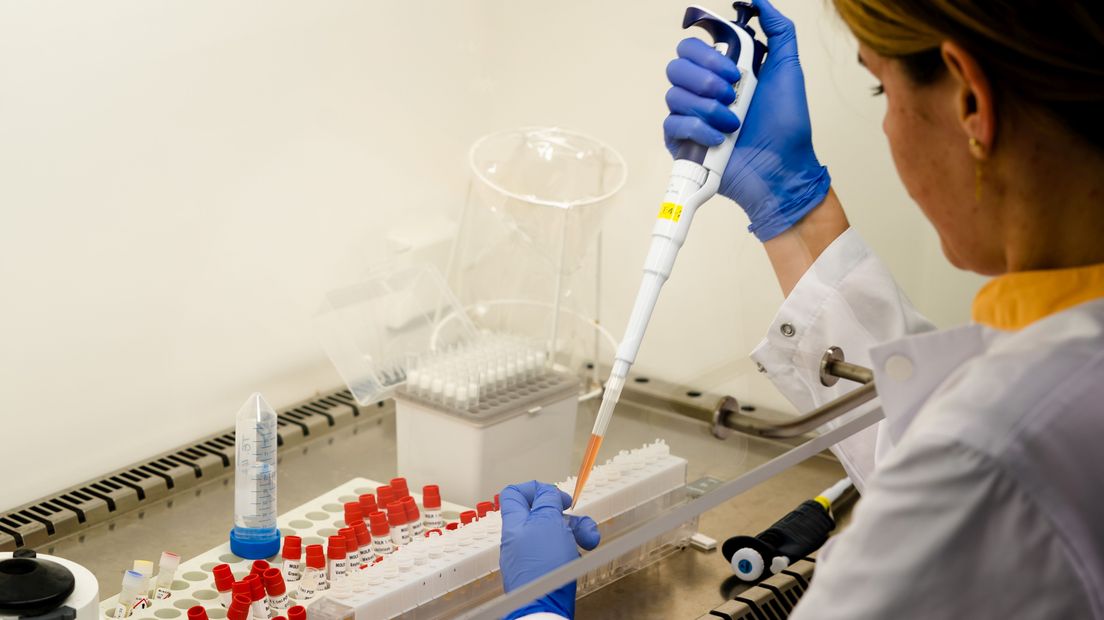 Een lab-medewerker voert een coronatest uit