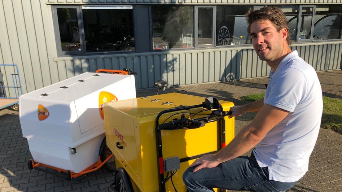 Koen Nijland op een elektrische bakfiets van DHL