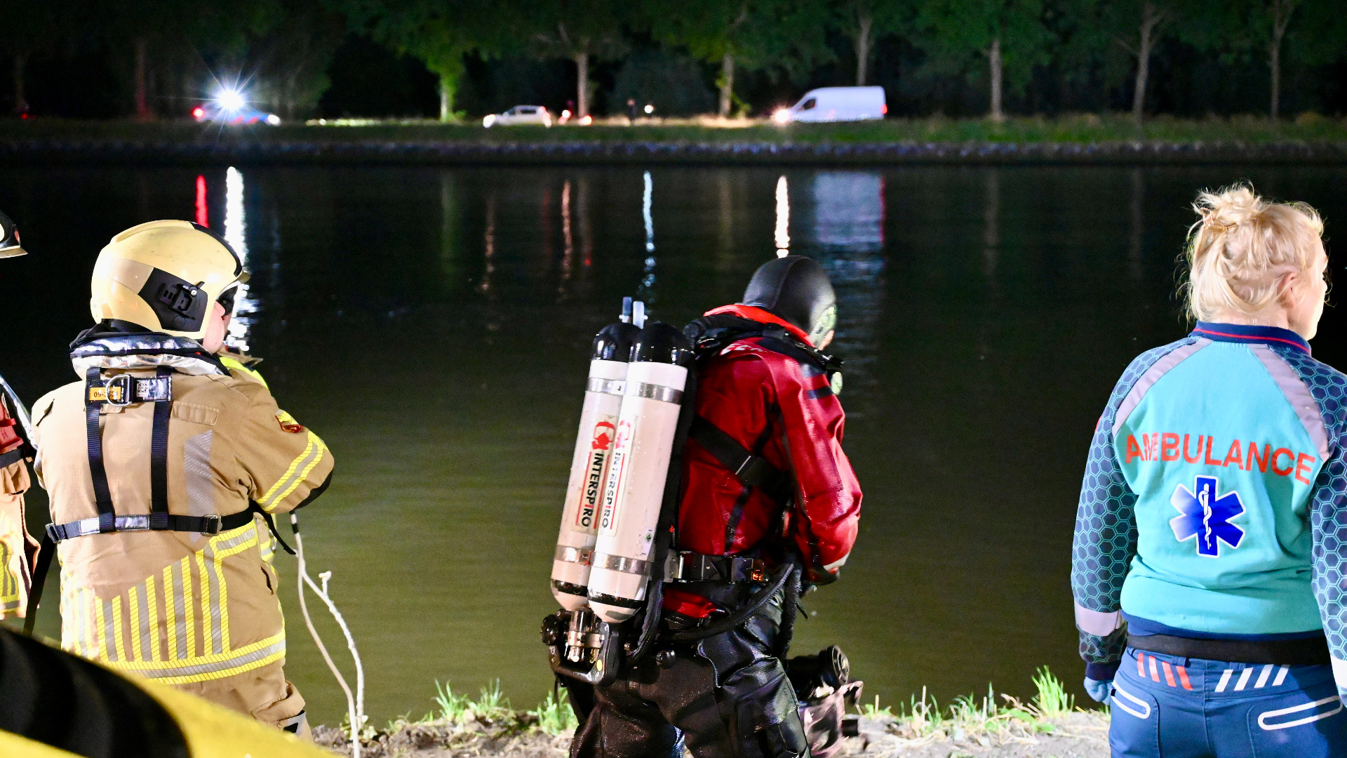 Auto te water in Breukelen, bestuurder nergens meer te bekennen