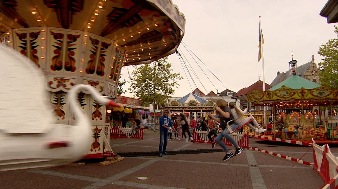 De kermis is compleet met zweefmolen, bootjesmolen en dierencarrousel.