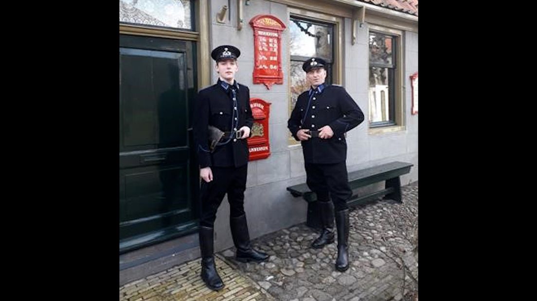 Jos als agent van de staatspolitie tijdens opnames voor de televisieserie Het Verhaal van Nederland