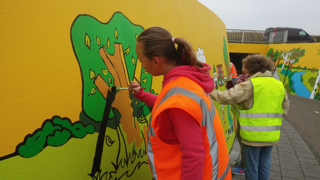 Kinderen uit groep 8 van alle Ruurlose basisscholen doen mee aan een bijzonder kunstproject. Ze beschilderen de fietstunnel tussen Ruurlo en Borculo met afbeeldingen uit het dorp.