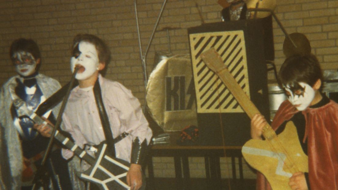Stefan Schipper, in het midden als Kiss-zanger Paul Stanley, playbackend met zijn vriendjes.