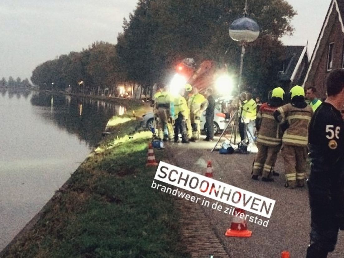 Auto raakt te water bij Leerbroek, 22-jarige bestuurder overlijdt