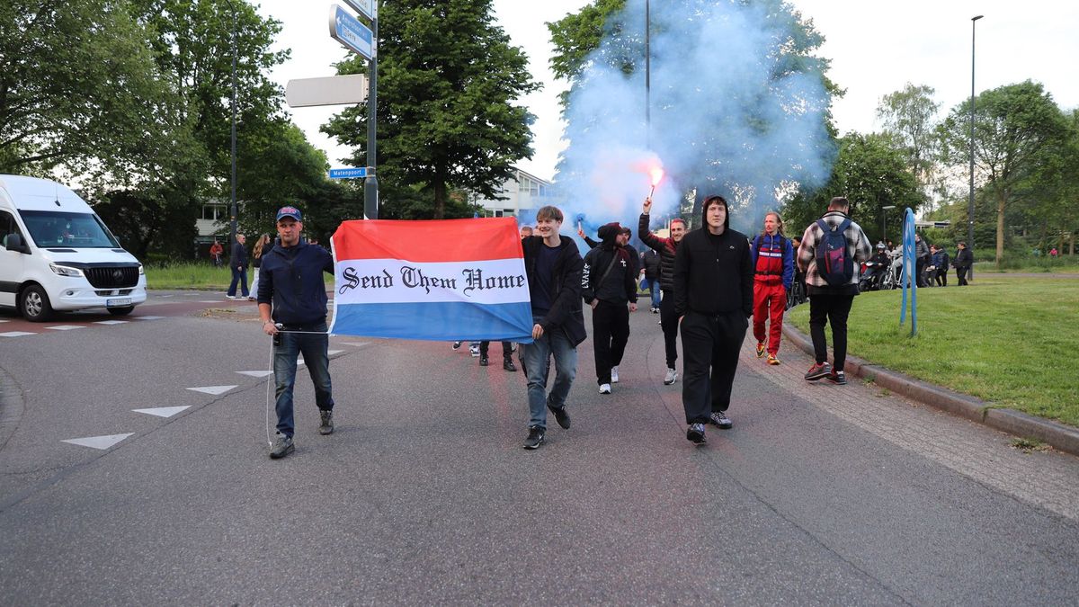 Politie kondigt noodbevel af bij demonstratie tegen azc op rotonde Apeldoorn