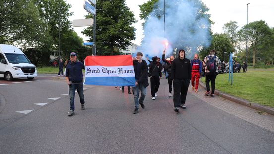 Weer demonstratie tegen azc op rotonde Apeldoorn