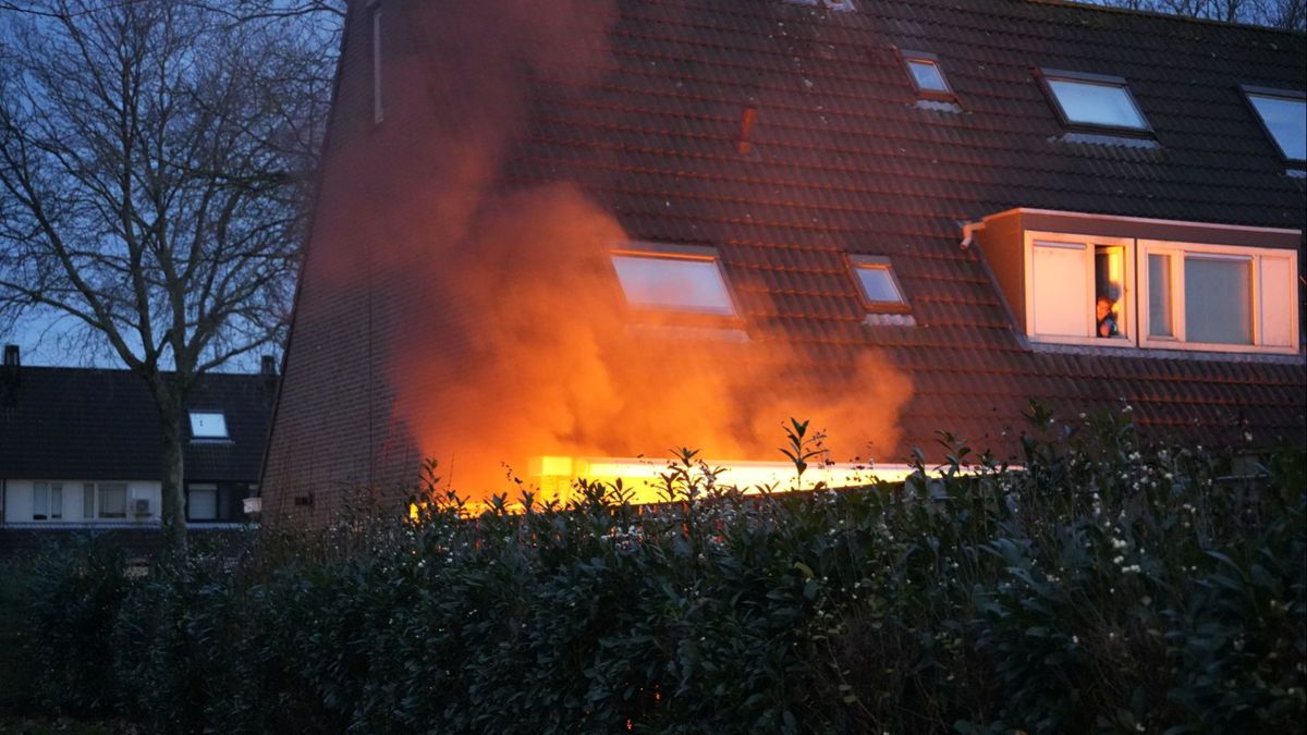 Tuinset vliegt in brand in Bunschoten, mogelijk door vuurwerk