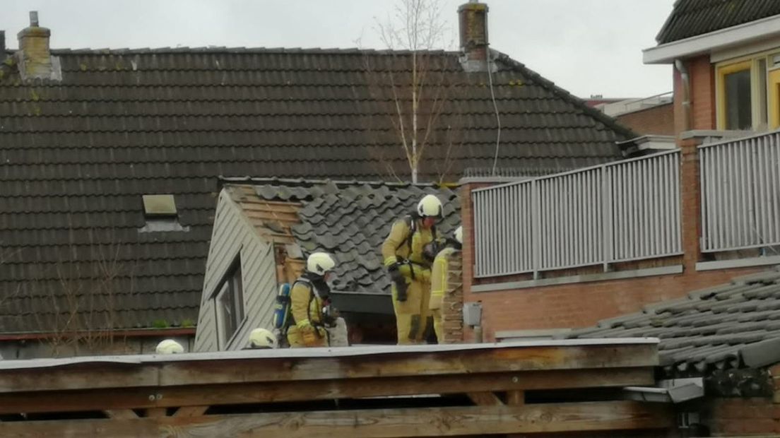 De brandweer op het dak naast de grillroom (Rechten: Ooggetuige)
