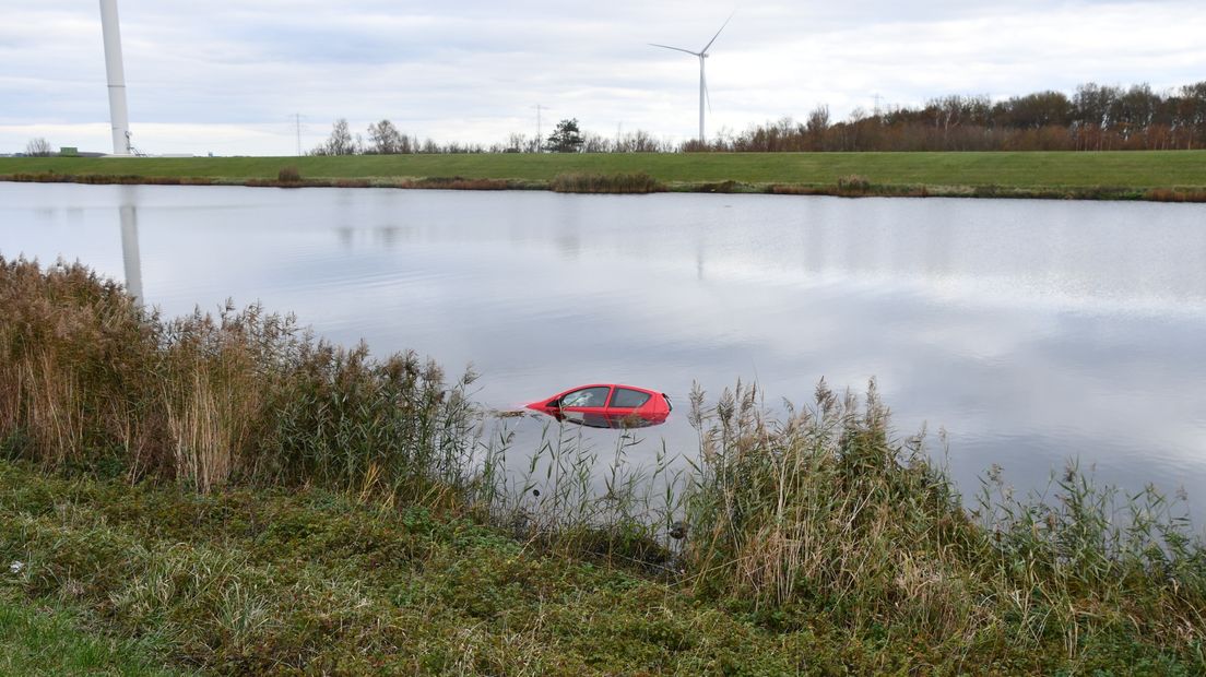 Auto belandt in water bij Oesterdam