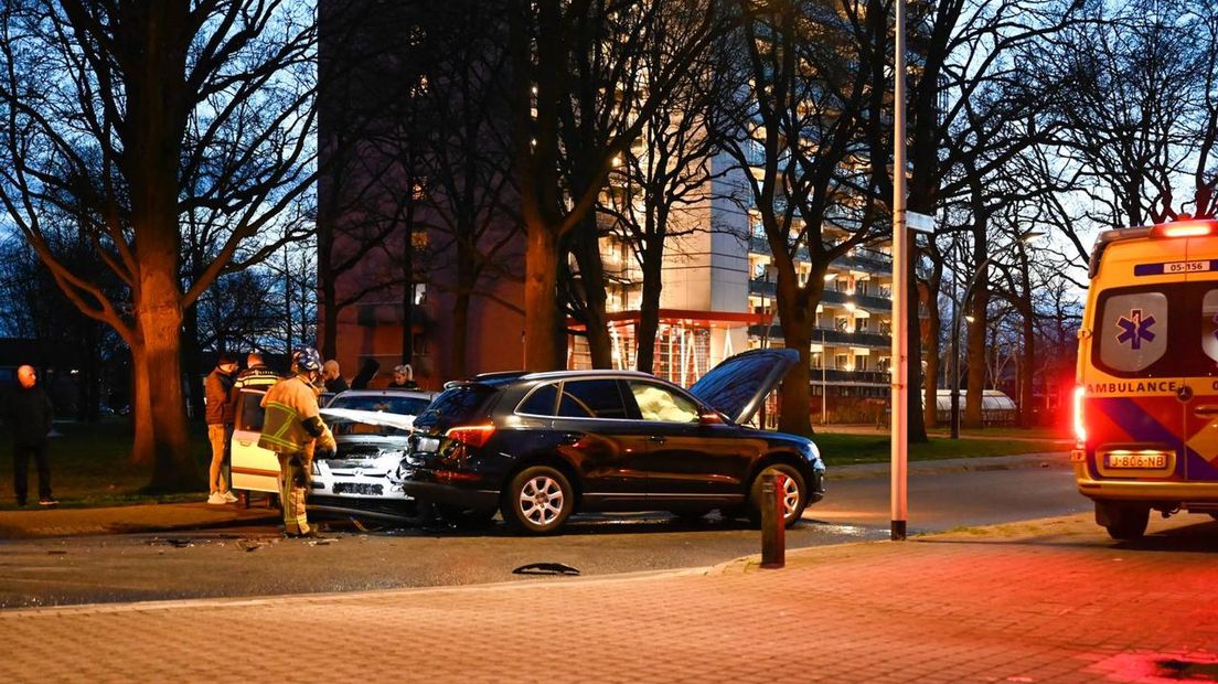 Twee auto's beschadigd bij aanrijding in Almelo