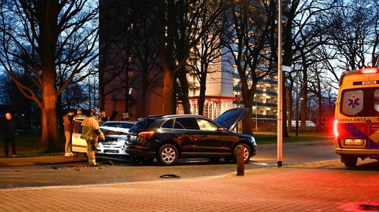 112 Nieuws: Autos afgesleept na aanrijding in Almelo | Ravage op N346: vrachtwagen ramt bomen en kantelt.
