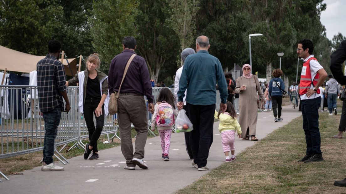 Mensen voor de poort van het aanmeldcentrum in Ter Apel