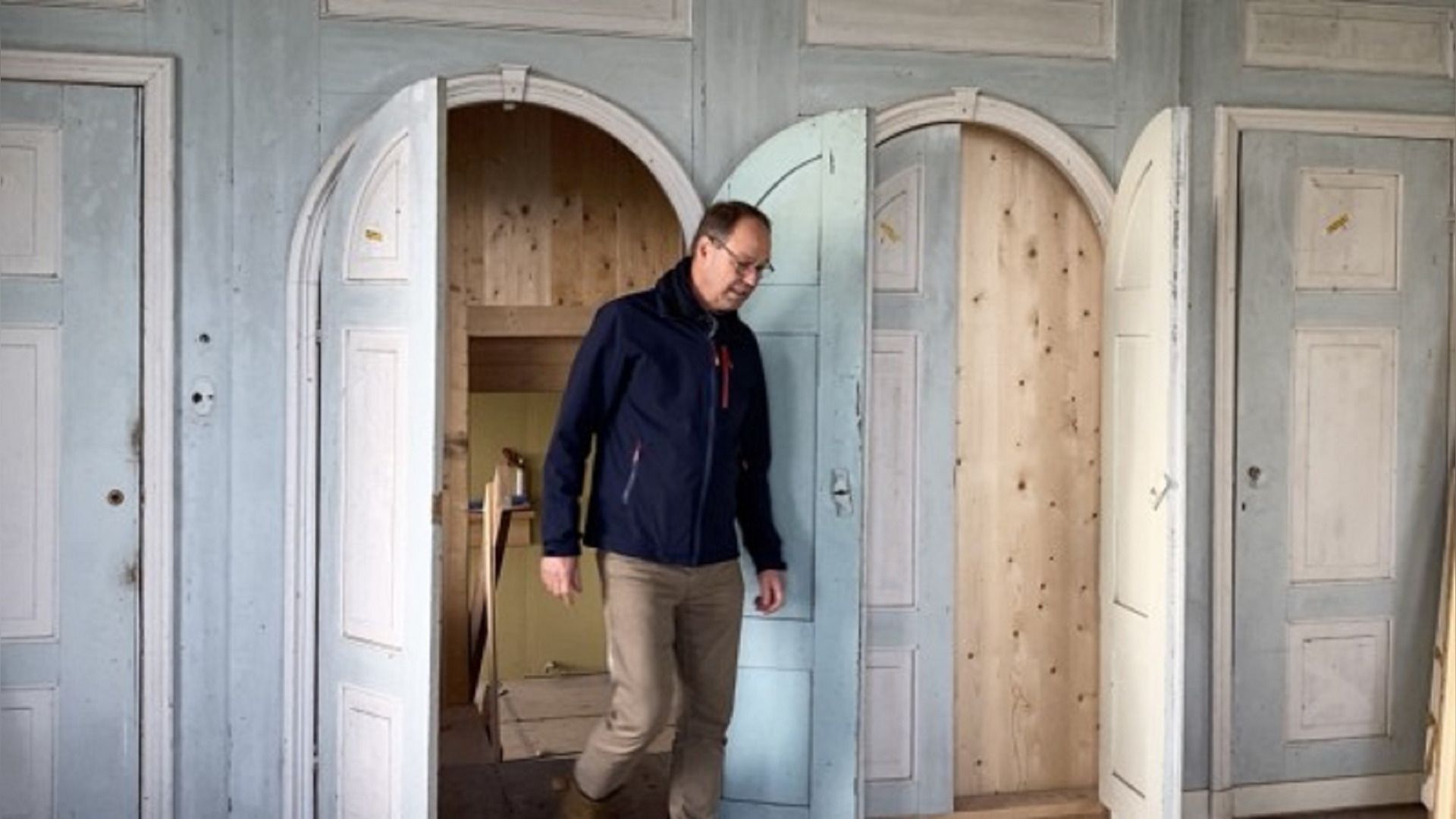 Pionier-dominee Hinne Wagenaar inspecteert de verbouwing