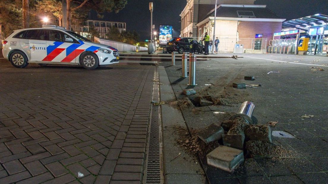 Auto ramt paaltjes bij station in Apeldoorn.