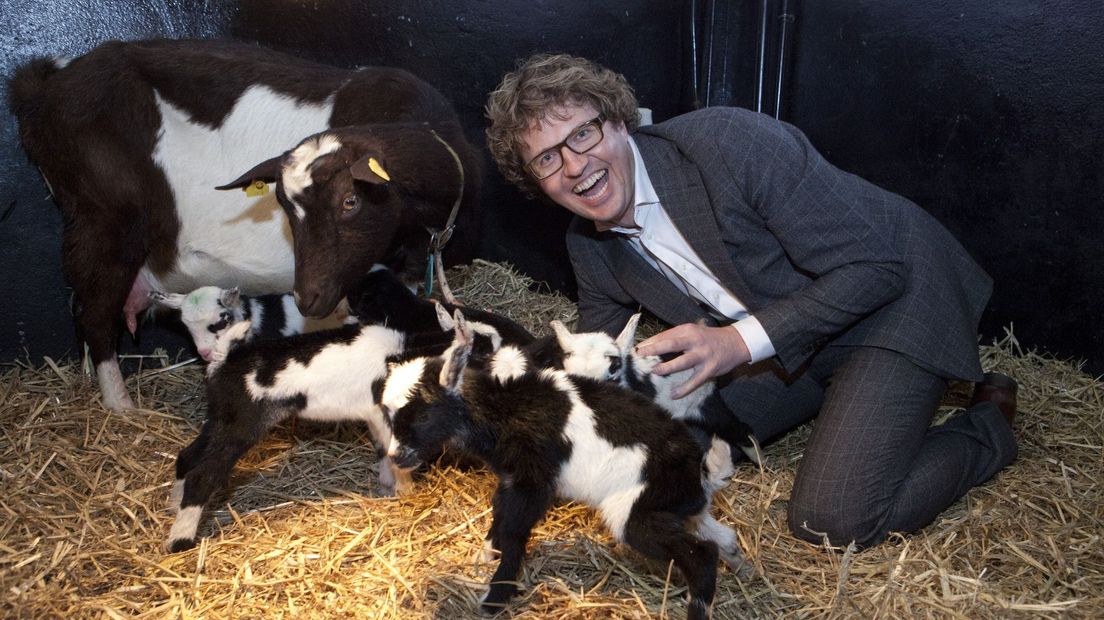 Sander Dekker in 2012 als wethouder op kraamvisite bij Stadsboerderij de Herweijerhoeve in het Haagse Zuiderpark