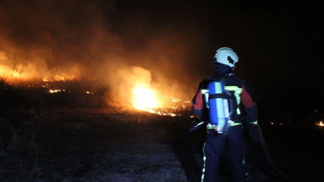 De brandweer bestrijdt het vuur (Rechten: Van Oost media)