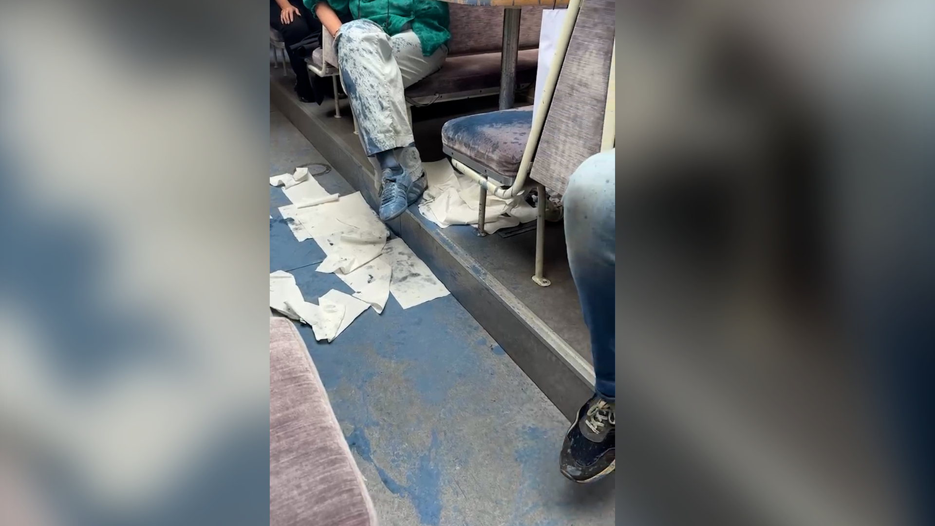 Toeristen op rondvaartboot bekogeld met blauwe verf: 'Net een smurf'