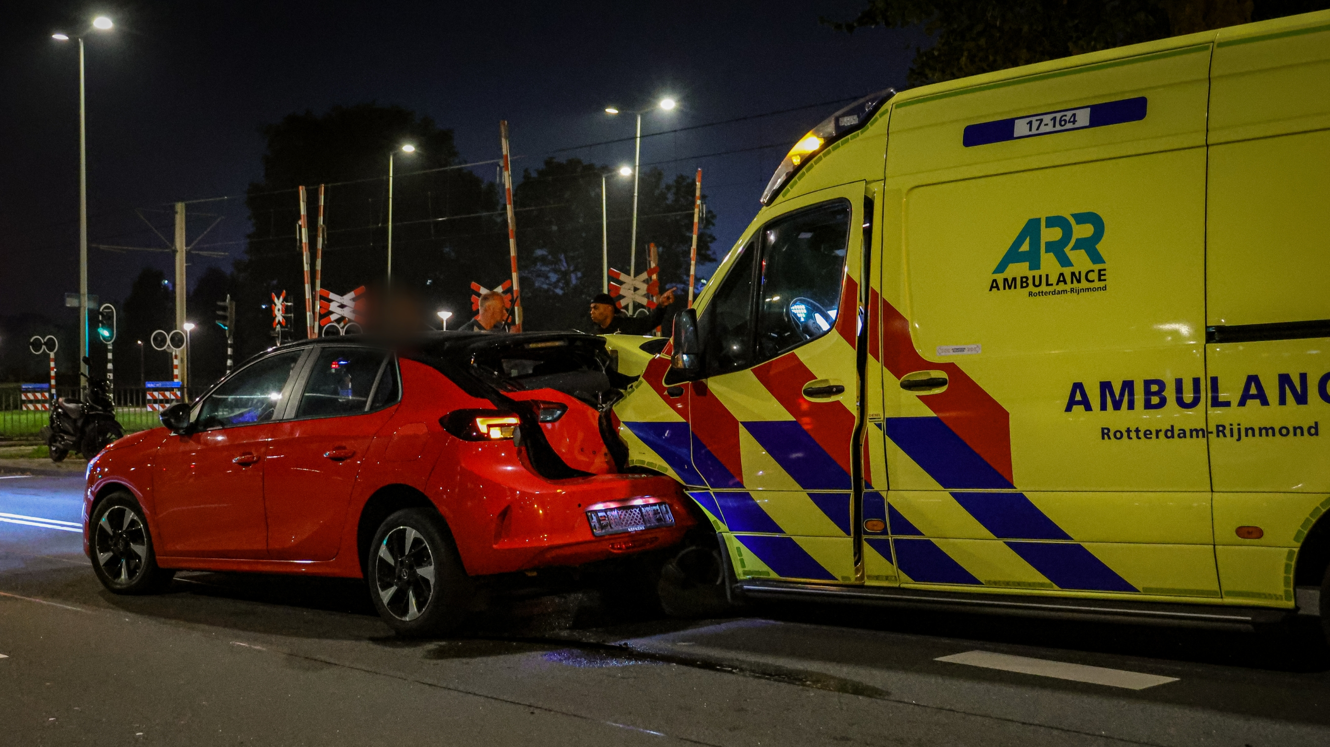 Het ongeluk gebeurde net voor een stoplicht op de Prins Alexanderlaan