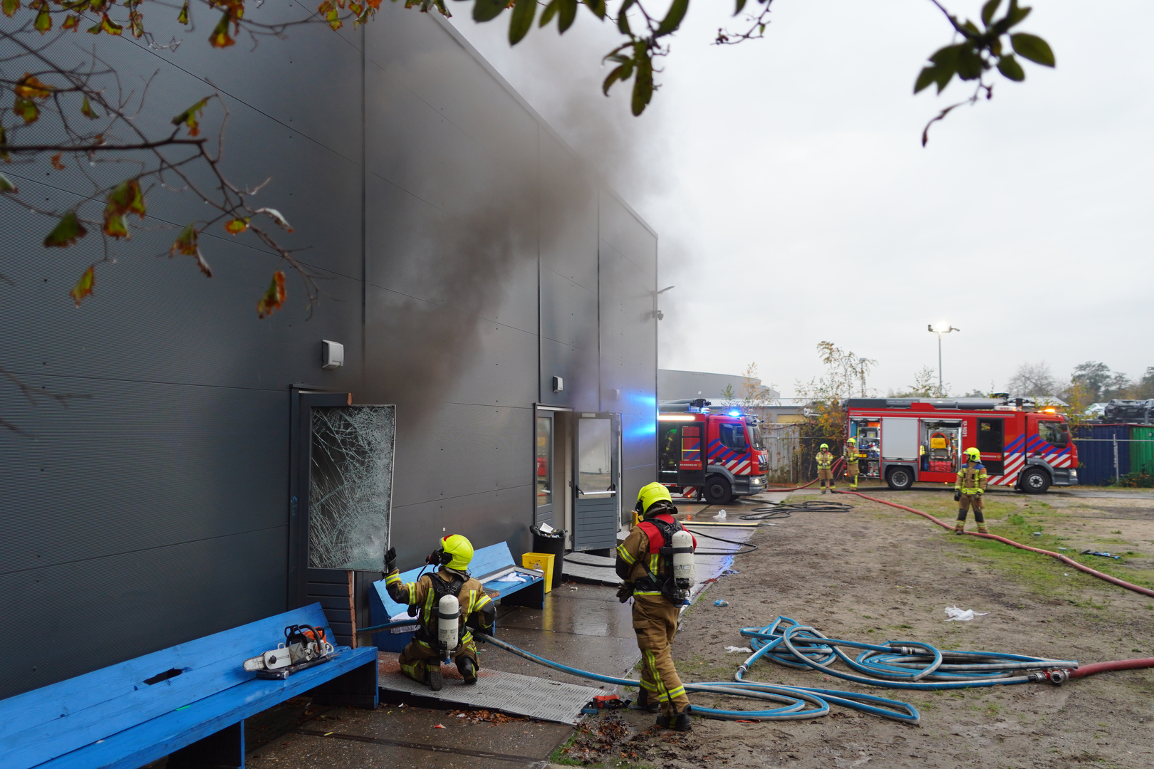 Door de brand komt er zwarte rook uit het pand.