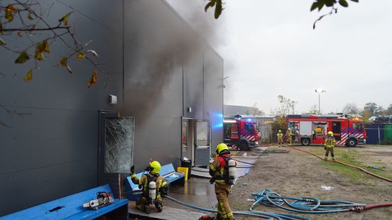 Brand in daklozenopvang bij Rotterdam The Hague Airport, omgeving afgezet