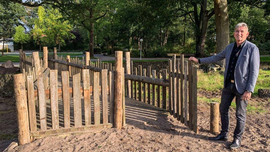 Wethouder Jisse Otter van Emmen bij de nieuwe brug naar de savanne (Rechten: gemeente Emmen)