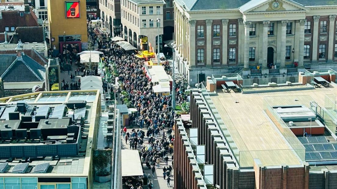Kijk terug: Bloemetjesmarkt in hartje Stad trekt zo'n 40.000 bezoekers