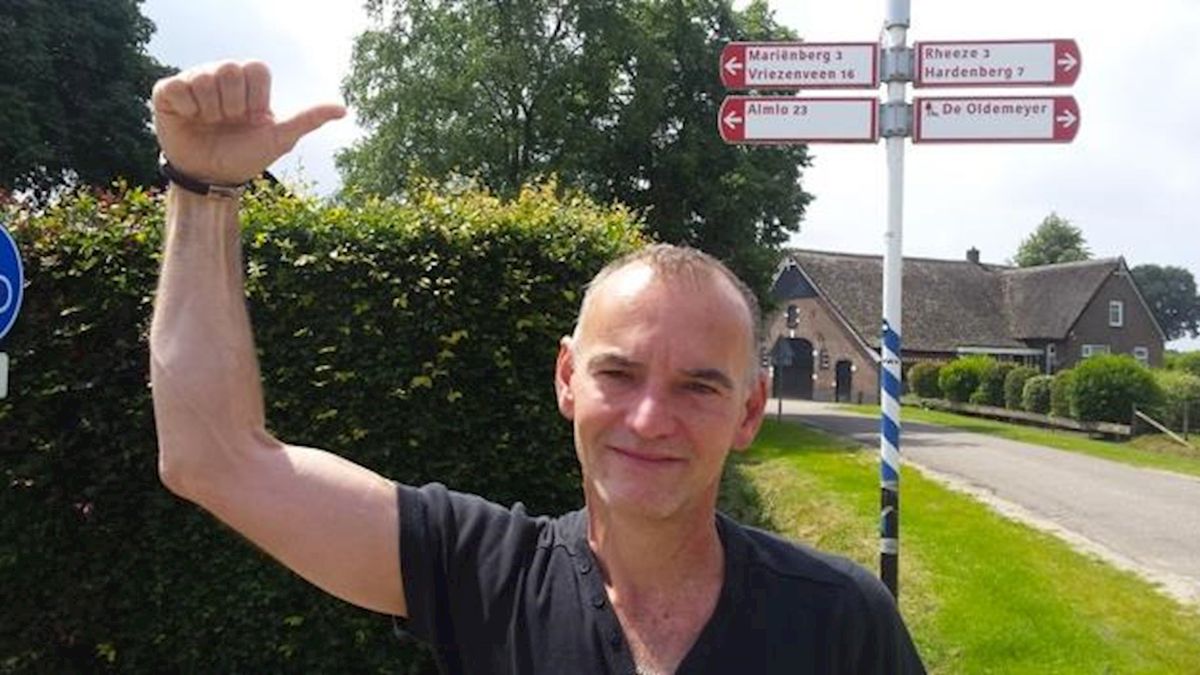 Wegwijzerbord 'Almlo' in Diffelen wordt na jaren toch nog Almelo