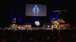 Erikah zingt het lied bij het afscheid van René