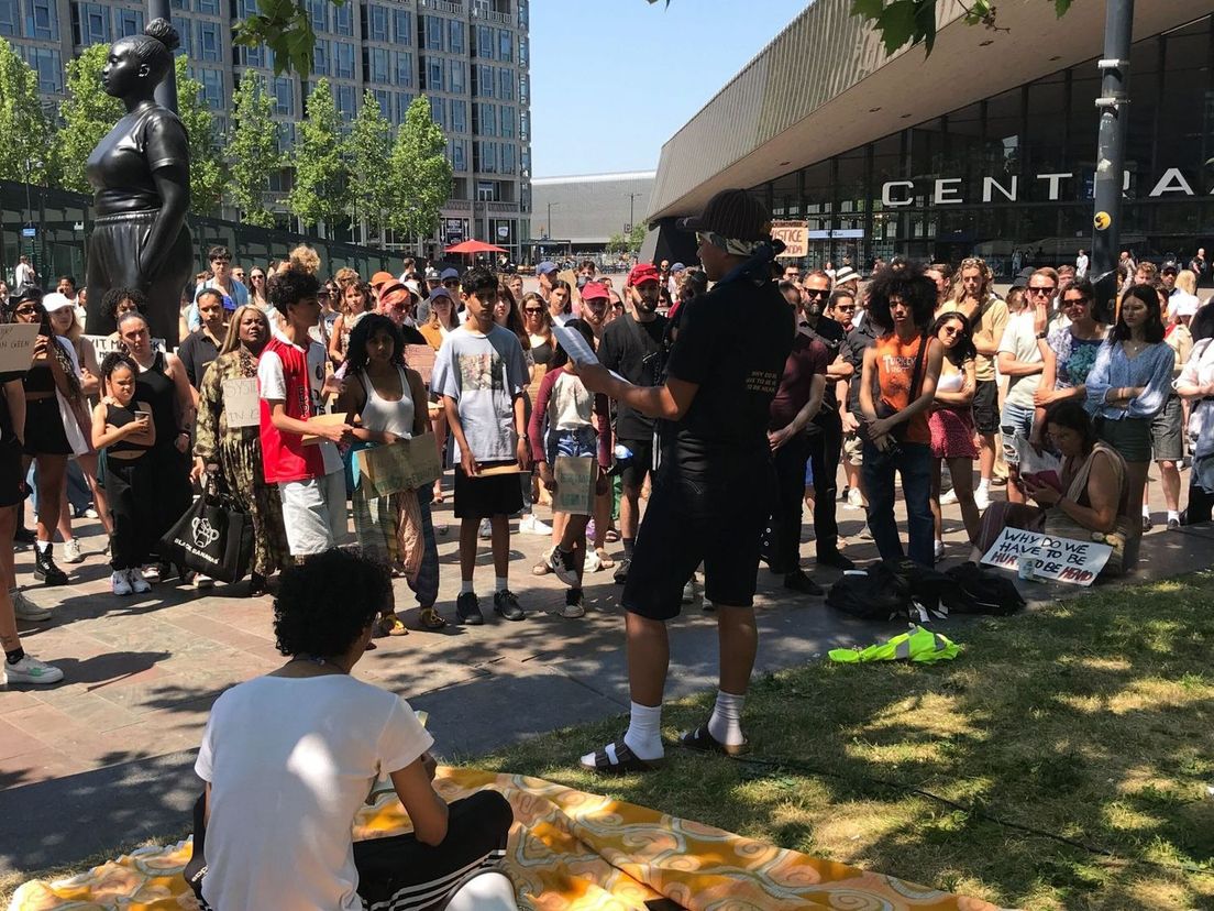 Honderd demonstranten bij protest Rotterdam Centraal