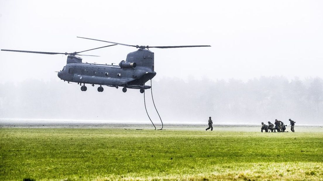 Een oefening op vliegbasis Deelen. Defensie wil er een nieuwe dropzone aanleggen.