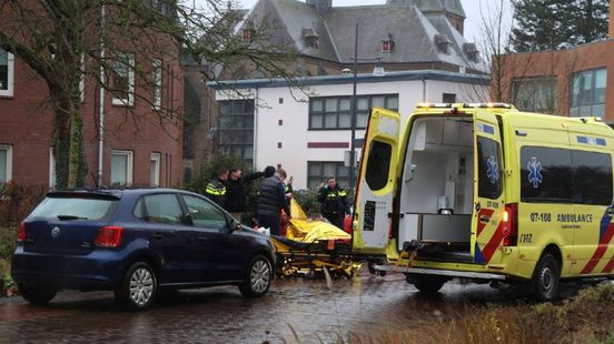 Vrouw met rollator aangereden • gevelplaat waait van pand. Vrouw met rollator aangereden • gevelplaat waait van pand.