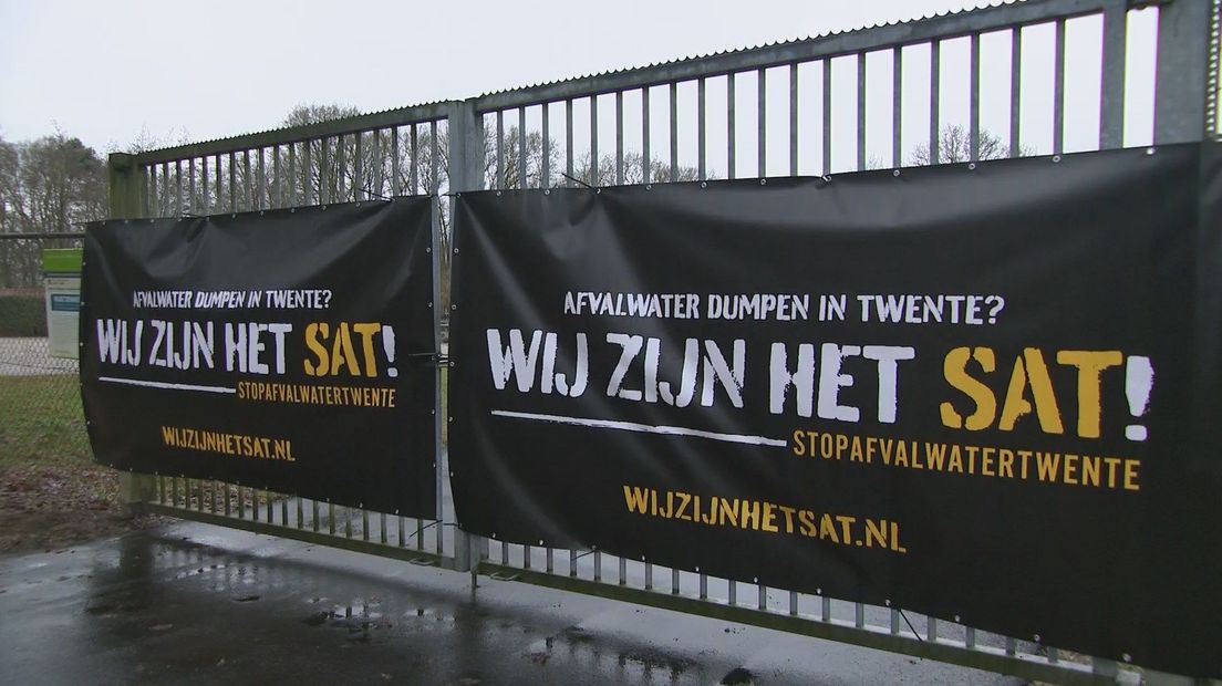 Steeds grotere weerstand tegen afvalwater van de NAM, spandoeken van de stichting Stop Afvalwater Twente