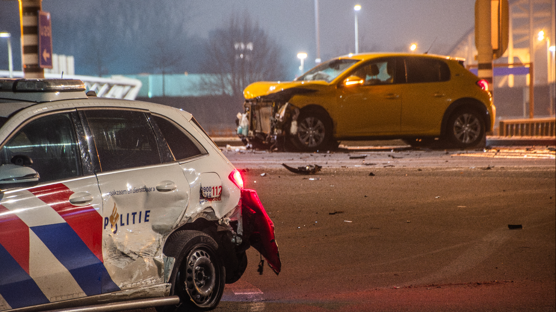 Botsing met politieauto zorgt voor tijdelijke afsluiting