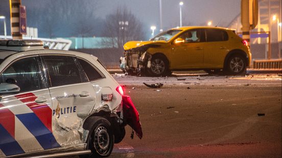 Botsing met politieauto zorgt voor tijdelijke afsluiting. Botsing met politieauto zorgt voor tijdelijke afsluiting.