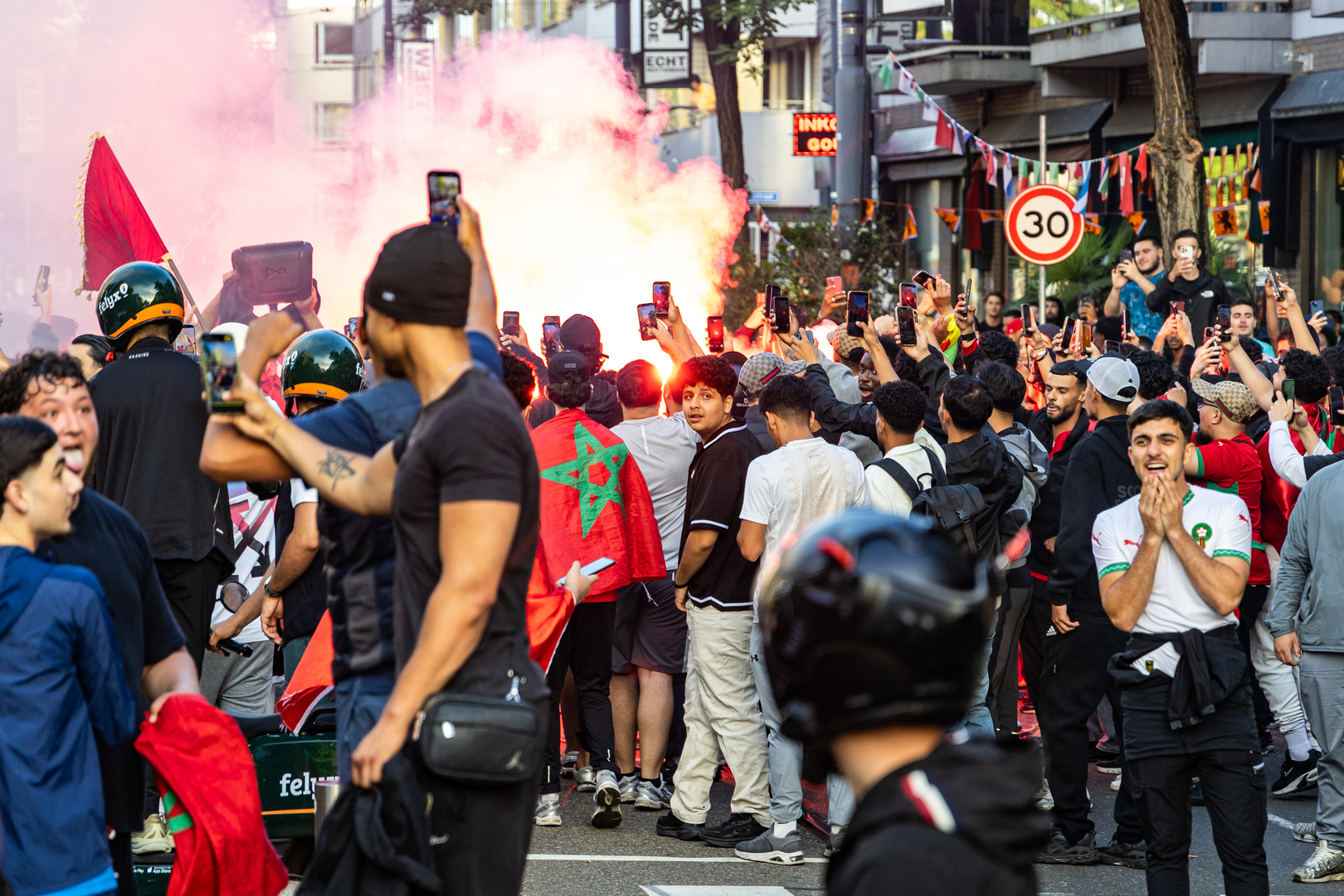 De West-Kruiskade in het centrum van Rotterdam staat dinsdagochtend bomvol feestende Marokkanen.