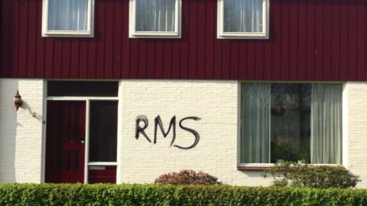 Huizen in Bovensmilde beklad met RMS teksten