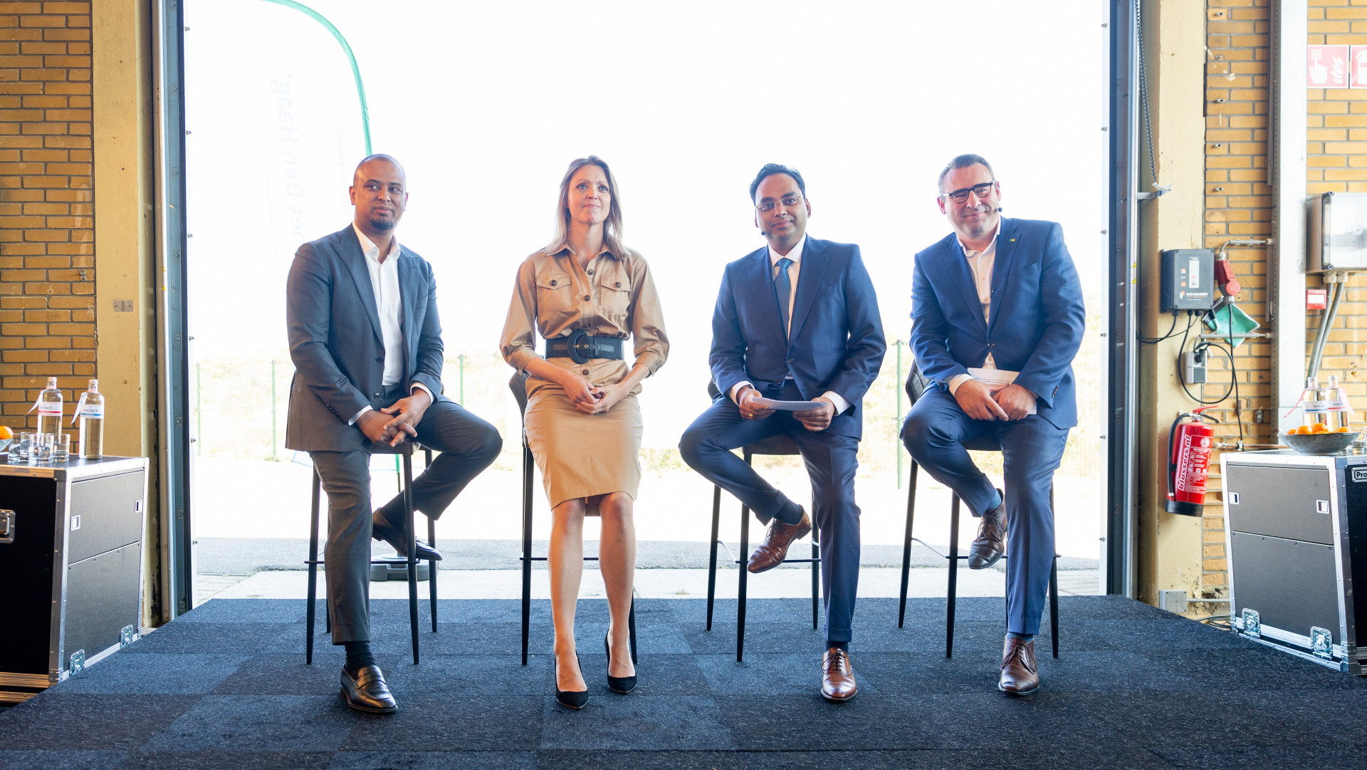 V.l.n.r.: Nur Icar (Denk), Lotte van Basten Batenburg (VVD), Kavish Partiman (CDA), Richard de Mos (Hart voor Den Haag)