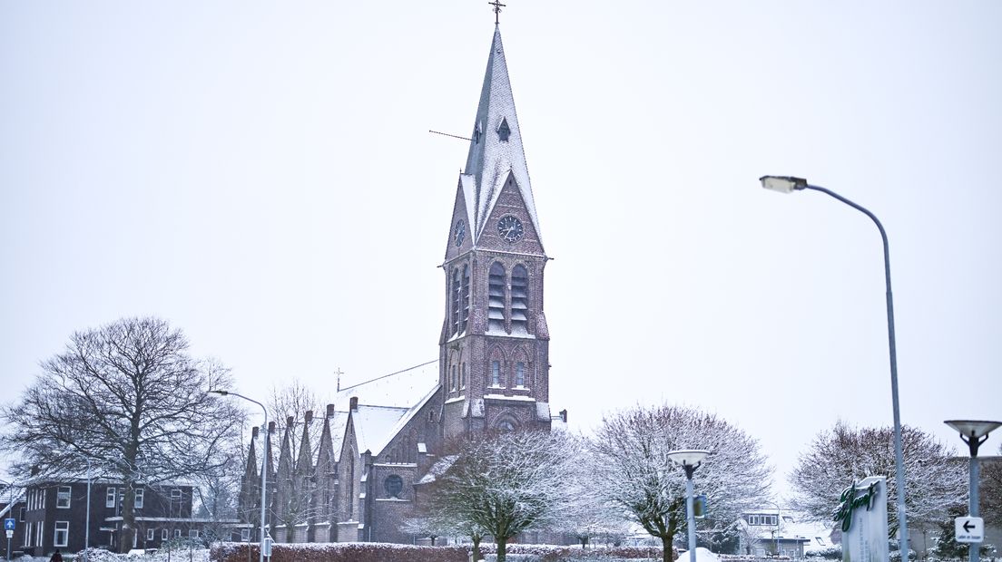 De kerk van Sappemeer is gehuld in het wit